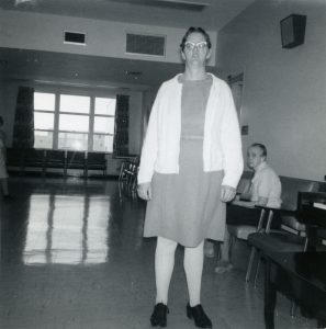 Doreen Befus debout dans la salle commune de l'établissement