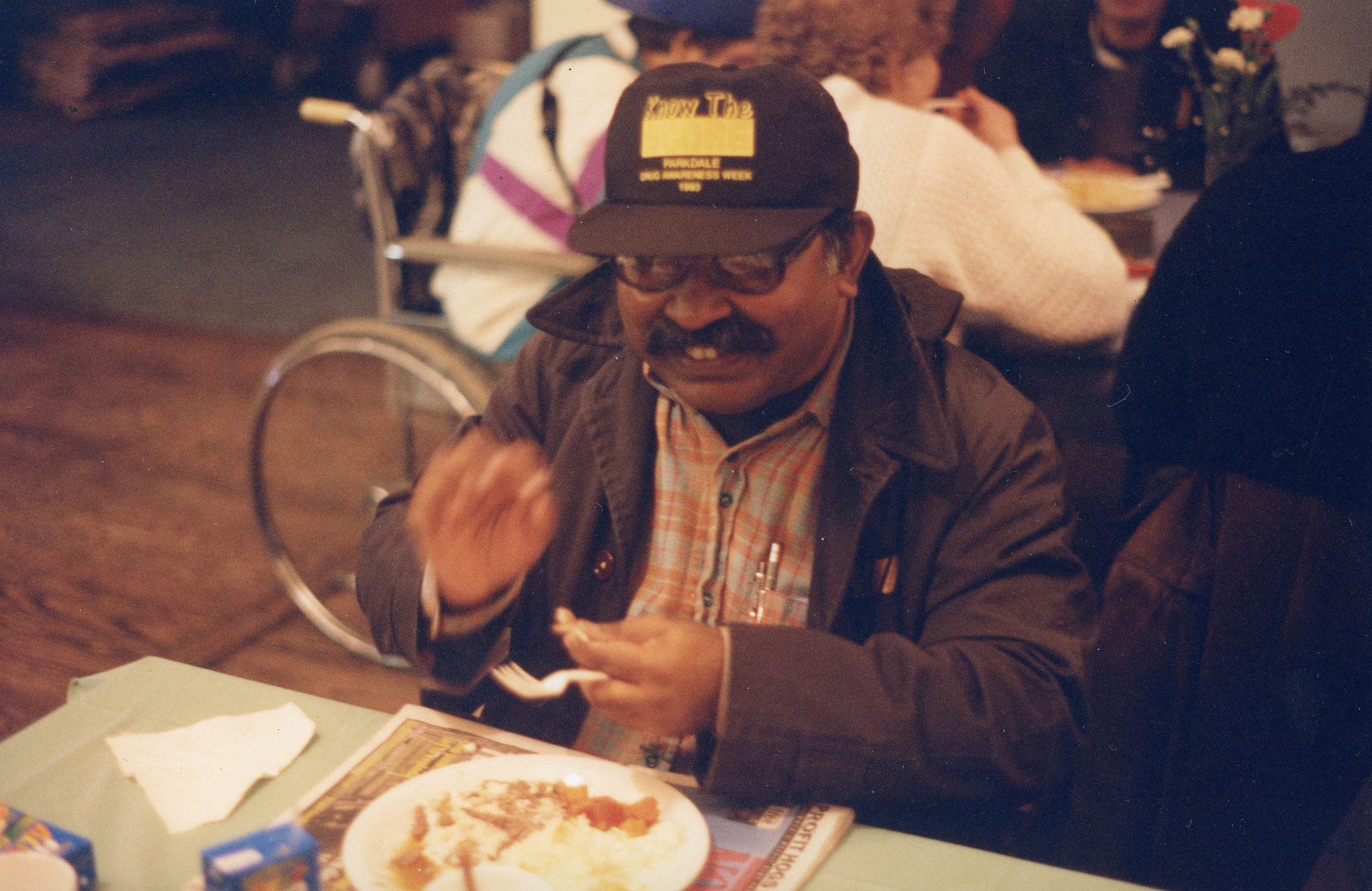 Photo d'un homme qui ma nge à table, à PARC