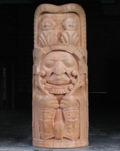 totem sculpté